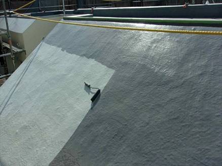 斜壁防水工事　防水材塗布