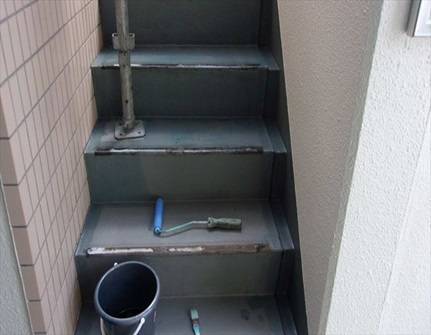 階段防水工事　プライマー塗布