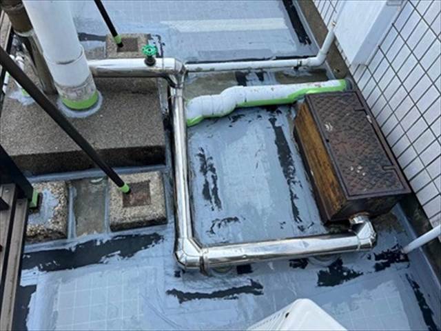 屋上防水工事　防水材塗布（１回目）