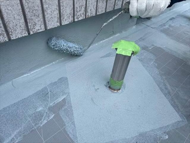 屋上防水工事　防水材塗布（１回目）