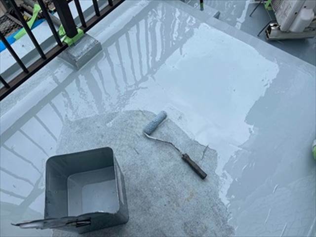 屋上防水工事　防水材塗布（2回目）