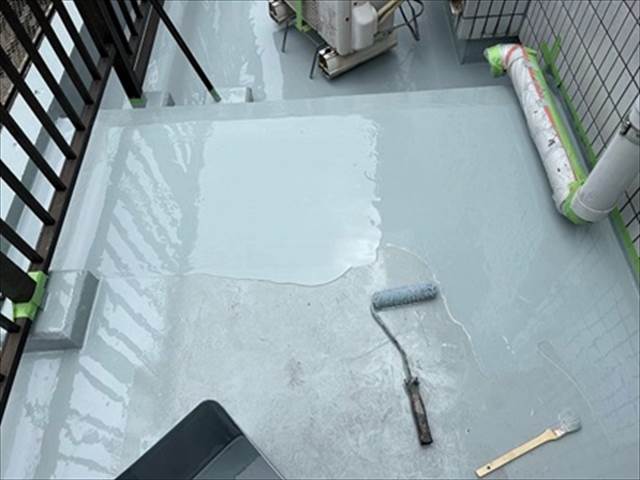 屋上防水工事　防水材塗布（2回目）
