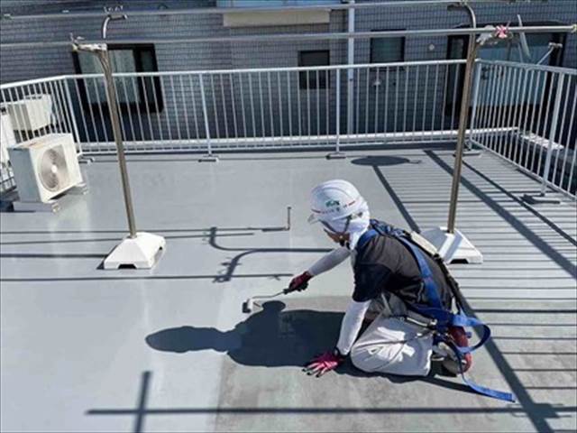 屋上防水工事　防水材塗布（1回目）