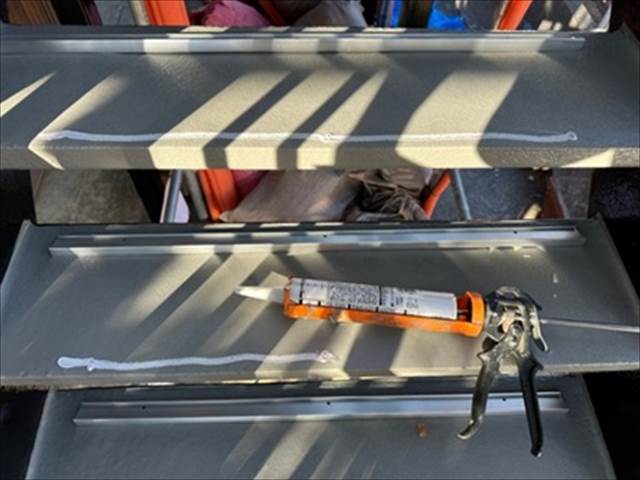 階段防水工事　新規ステップ取り付けボンド塗布