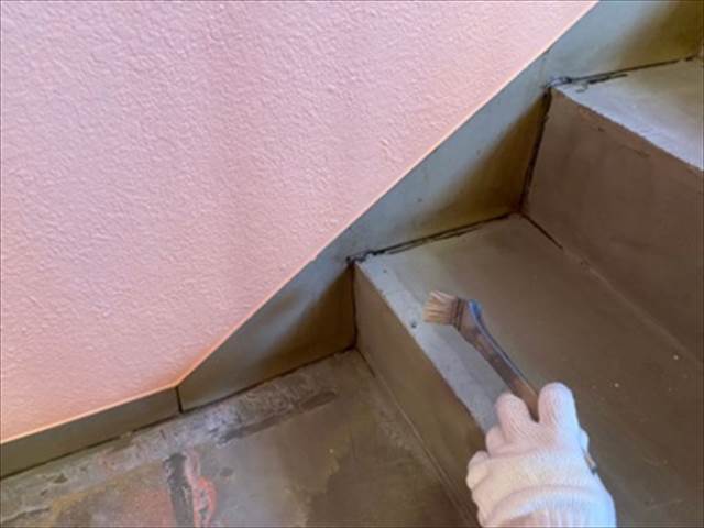 階段巾木・側溝防水工事　プライマー塗布