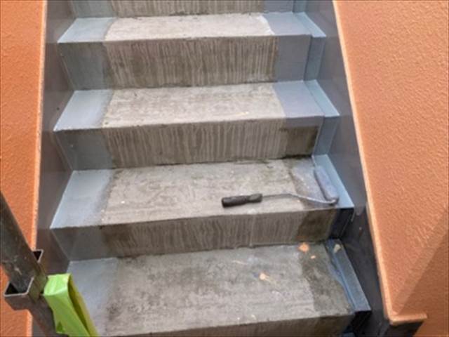 階段巾木・側溝防水工事　防水材塗布