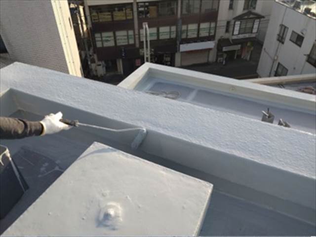 屋上塔屋防水工事　ウレタン防水材塗布