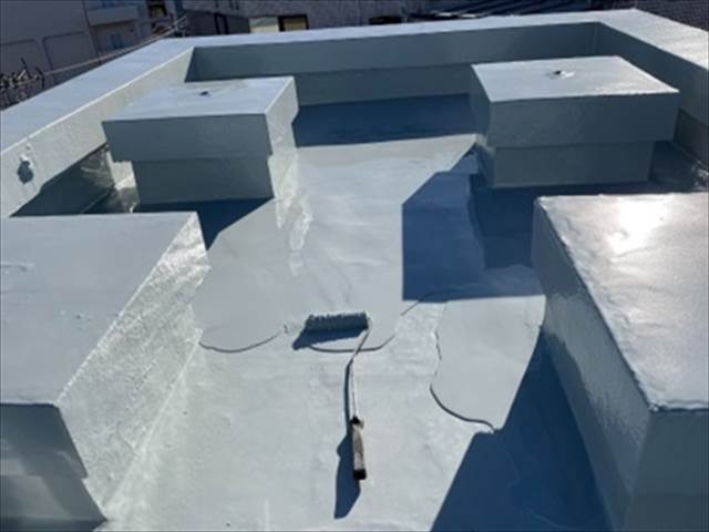 屋上塔屋防水工事　ウレタン防水材塗布（2回目）