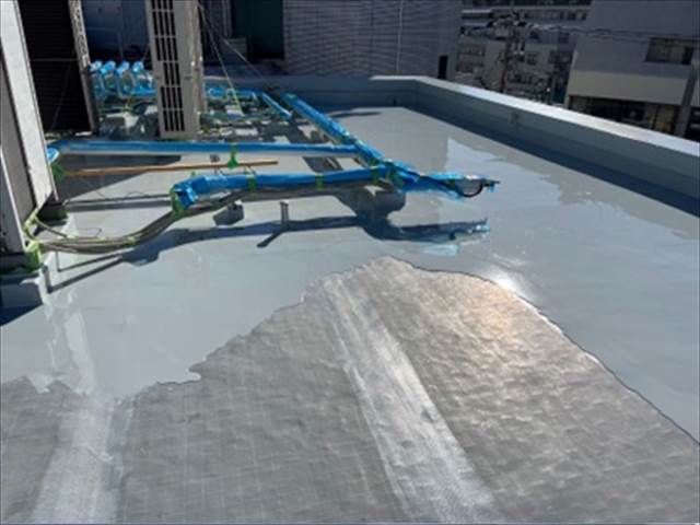 屋上防水工事　ウレタン防水材塗布